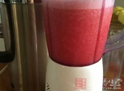 水果在榨汁的过程中损失了很多人体必需的膳食纤维 水果在榨汁的过程中损失了很多人体必需的膳食纤维