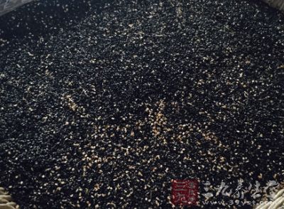 取黑芝麻适量，淘洗干净晒干后炒热研碎