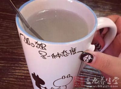 空腹饮用一杯温开的淡盐水,可以清洗残渣 空腹饮用一杯温开的淡盐水,可以清洗残渣