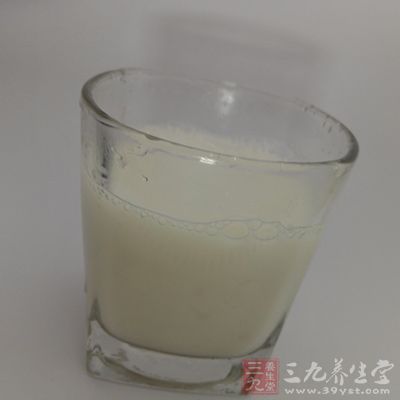 醉酒后可飲些牛奶，以便使蛋白凝固，保護(hù)胃粘膜，緩解對酒精的吸收。