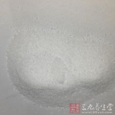 白矾研成细末，擦脚掌心十分钟三四次