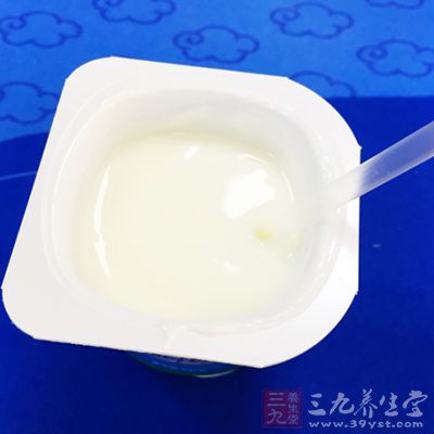 酸奶不仅有助于消化，还能有效地防止肠道感染，提高人体的免疫功能。