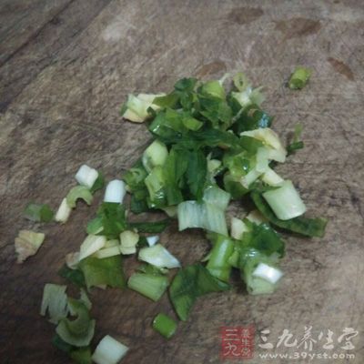 剩米饭，韩国泡菜，广味香肠，葱花，甜豌豆，甜玉米粒，黄瓜