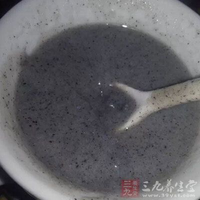 芝麻粥：黑芝麻10克，大米100克。