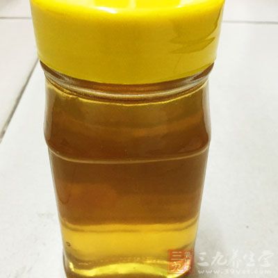 每天早晨空腹吃一勺蜂蜜，能安五臟，止痛消毒，坚持吃能防止血管硬化。