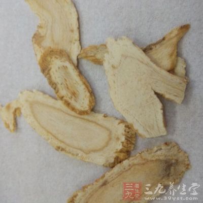 将西洋参切成薄片，做菜汤时每次放入约10克共煮