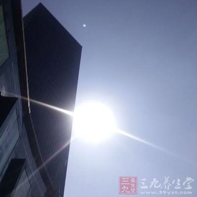 早上10点至下午2点，此时阳光中的紫外线强