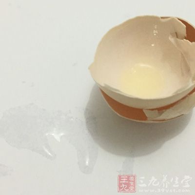 蛋清面膜。粘除污垢，紧实皮肤