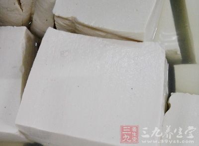 豆腐等豆制品含水较多且富含蛋白质等营养成分，是一个很好的微生物培养基，因此，豆制品好不要留到下一顿