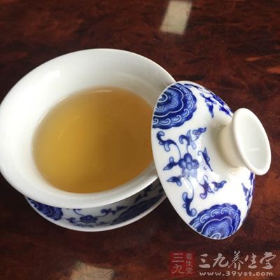 绿茶含有儿茶酚，儿茶酚是其中一种最先用作抗癌研究的植物化学物质。