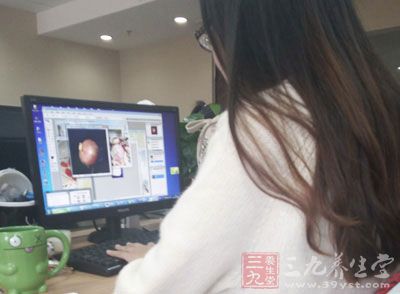 造成颈背酸痛的原因,除了部分由于不良坐椅和坐姿外,计算机放置的高低也大有影响 造成颈背酸痛的原因,除了部分由于不良坐椅和坐姿外,计算机放置的高低也大有影响