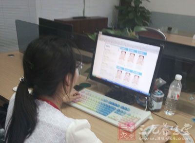 闭上双眼用中指适度向外旋按摩眼球30个,然后再按摩太阳穴30个及双眉中间稍偏上30个。 闭上双眼用中指适度向外旋按摩眼球30个,然后再按摩太阳穴30个及双眉中间稍偏上30个。