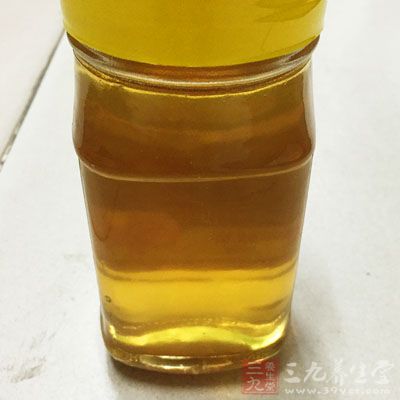 将蜂蜜和米醋混合后，用温开水冲服