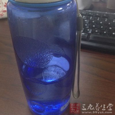 将热水到到杯子里