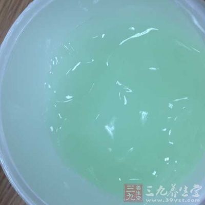 化妆品刺激等导致皮肤屏障功能受到损伤后，皮肤内在的水分就会经表皮流失