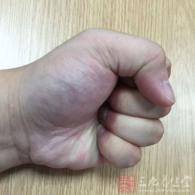 吸足气用力握拳，用力吐气