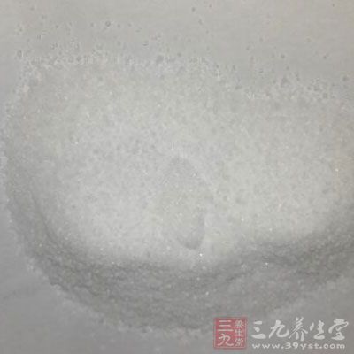 用鹽洗頭可以治療頭屑過多及脫發(fā)