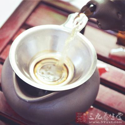 茉莉花茶经冲泡静置片刻后，即可提起茶盏，揭开杯盖一侧，用鼻闻香，顿觉芬芳扑鼻而来