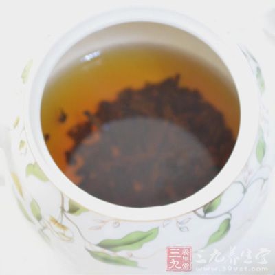 发烧时忌喝茶，茶叶中含茶碱，有升高体温的作用，发烧病人喝茶无异于“火上交油”