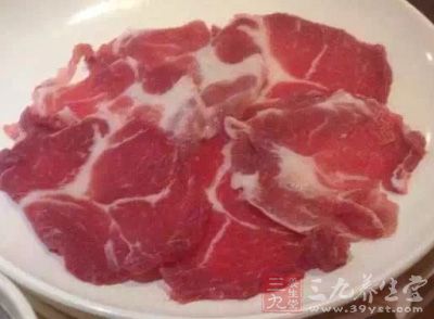 买回新鲜的五花肉，切成薄厚均匀的肉片