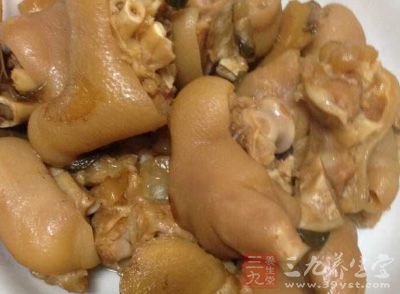 将猪蹄洗净、焯水、炖烂后备用