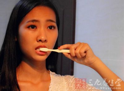 舌根部和舌下都是细菌青睐的藏身之所