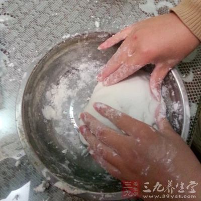 面團(tuán)一定要多揉，多揉面會讓面條更加筋道