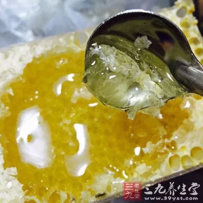 因为蜂蜜里面含有一种微量元素