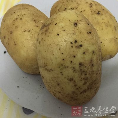 生土豆外用时具有消炎、消肿的功效
