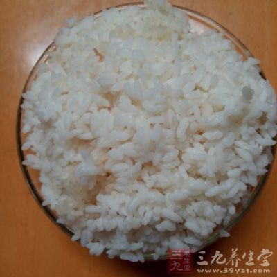 將白飯盛入碗中