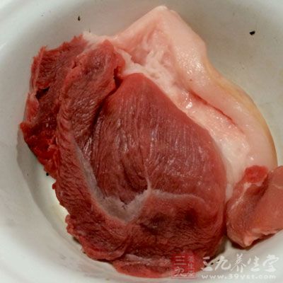 雪蓮花10g，豬瘦肉100g，調(diào)味品適量。