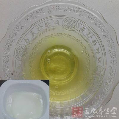 将牛奶、蛋清、少量的蜂蜜、珍珠粉、橄榄油一起混合。