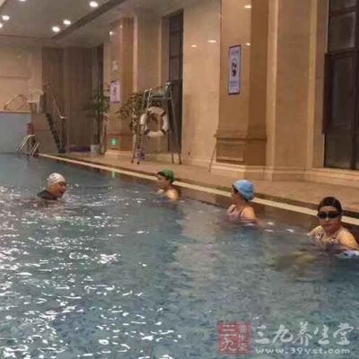 入水前要充分用冷水擦身，使身体适应冷水的刺激