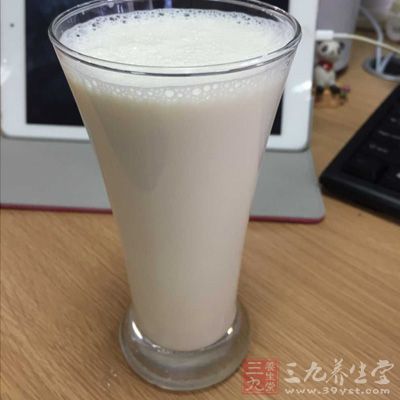 牛奶一杯、蛋糕、水果。