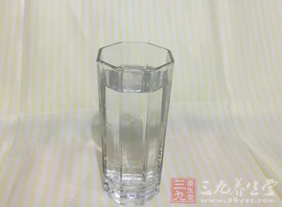 給孩子多喝些開(kāi)水或果汁水