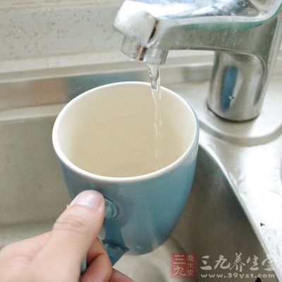 拧开水管或用水杯倒水