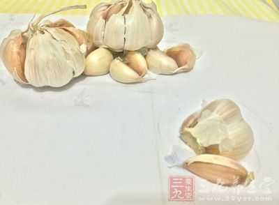 将大蒜捣碎成泥状