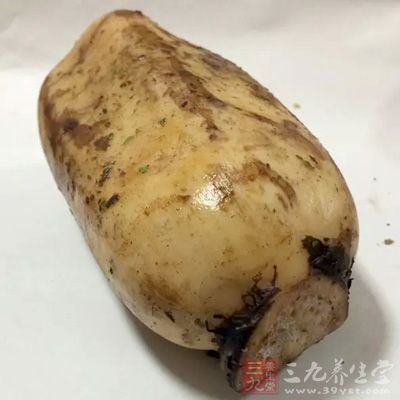 取鮮藕以小火煨爛，切片后加適量蜂蜜