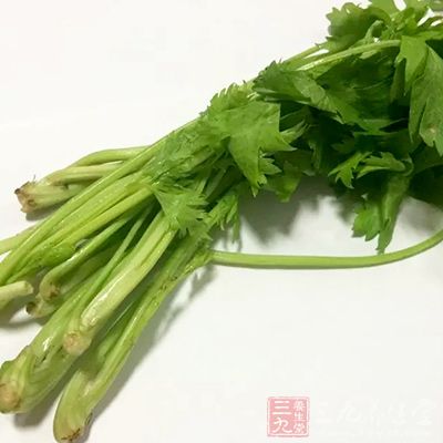 多食芹菜、香菜和西兰花，因为这三种食物都有抗雄性激素的作用，可以帮助预防谢顶。