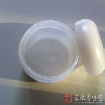 剃须前后应该使用保湿功效的护肤产品