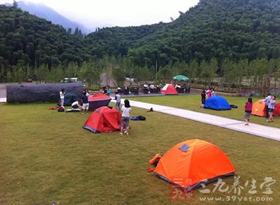 由于男性户外活动多，加上油脂分泌较旺盛，皮肤较粗糙，更易产生黑头、皱纹等