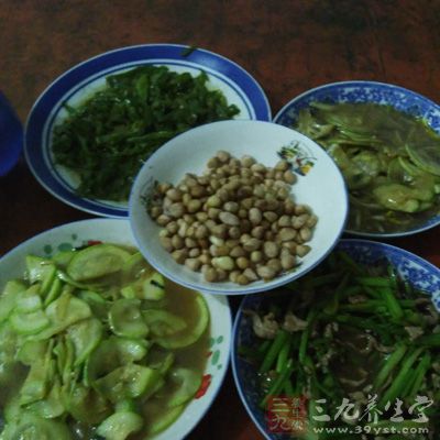 饮食方面要注意饥饱适中，食物要清淡