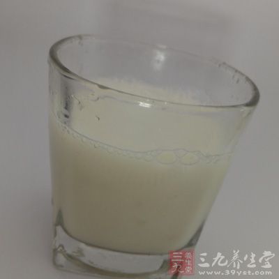 要調(diào)整好孩子的飲食，以減輕胃腸道的負(fù)擔(dān)