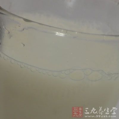 冰牛奶眼膜缓解黑眼圈