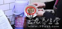 用有机肉桂与橄榄油和红糖混合在一起，可以制成家用美容配方