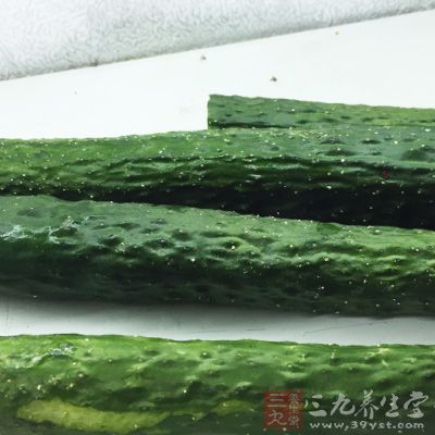 黄瓜含有维生素B1，对改善大脑和神经系统功能有利