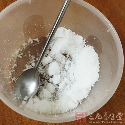 然后把它与白糖一起放入装有水的瓦罐当中