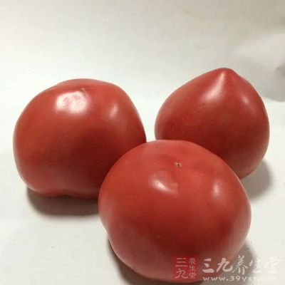 西红柿是护肤佳品，可以把它切碎压成汁