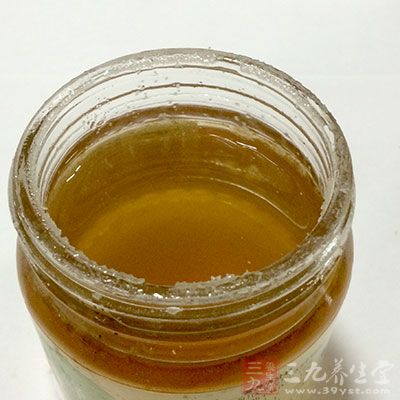 可在服用时加些蜂蜜，能增加其润肠作用