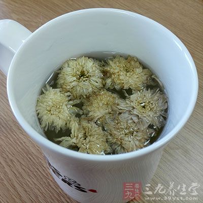 菊花适量，滚水冲泡饮用